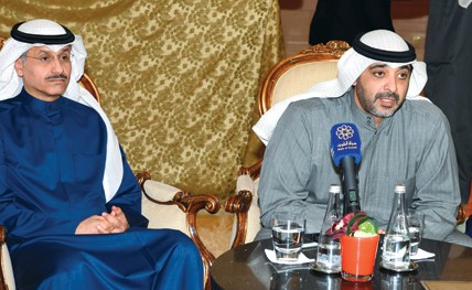 الشيخ محمد العبد الله ووكيل الإعلام طارق المزرم خلال المؤتمر الصحافي  	(احمد علي)