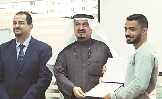 ماجد الصالح يسلم شهادة لأحد المتدربين﻿