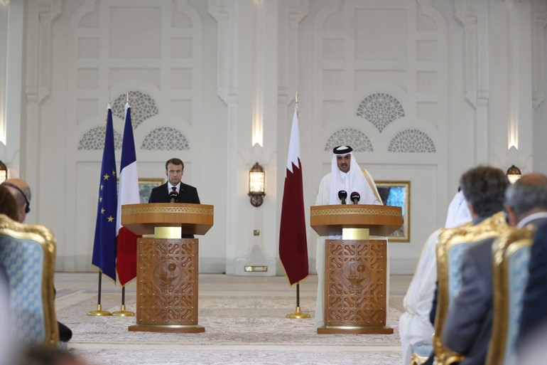 أمير قطر والرئيس الفرنسي خلال المؤتمر الصحفي