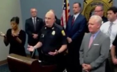 بالفيديو.. مترجمة إشارة تنقل كلاماً "لا معنى له" في مؤتمرٍ صحفي عن قاتل أثار الرعب! سِجلها الجنائي يثير الشكوك