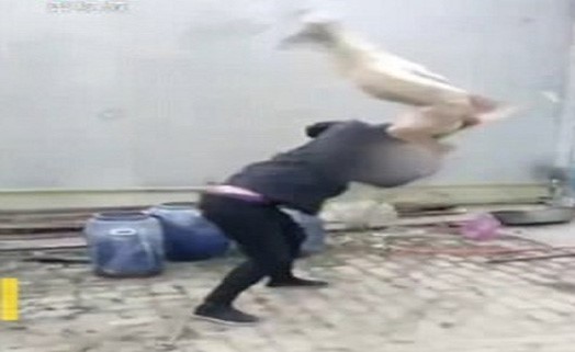 رجل يعذب كلبه بوحشيه حتى الموت ويتوعد بأكل جسده
