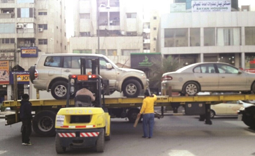 جانب من عملية رفع السيارات المهملة ﻿