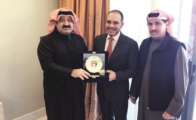 الشيخ أحمد اليوسف يهدي الأمير علي بن الحسين درعا تذكارية بحضور د.محمد خليل﻿