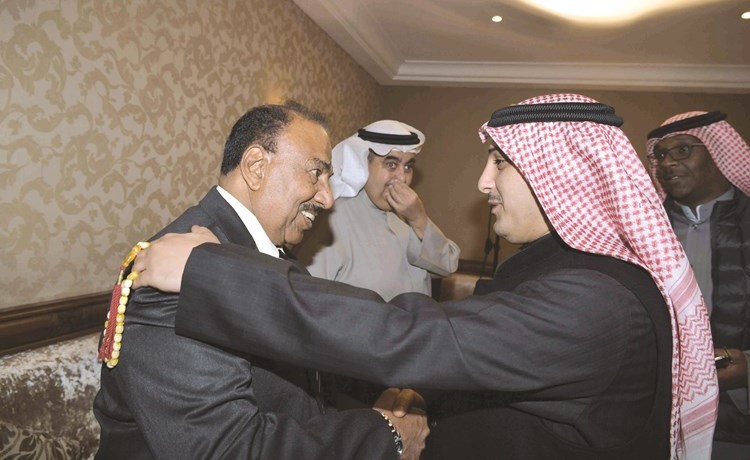 النائب أحمد الفضل يسلم على الحربان ﻿