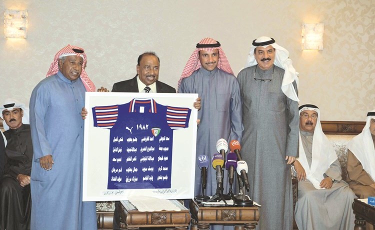 فانيلة تذكارية للحربان من الحوطي والمعيوف بحضور الغانم ﻿