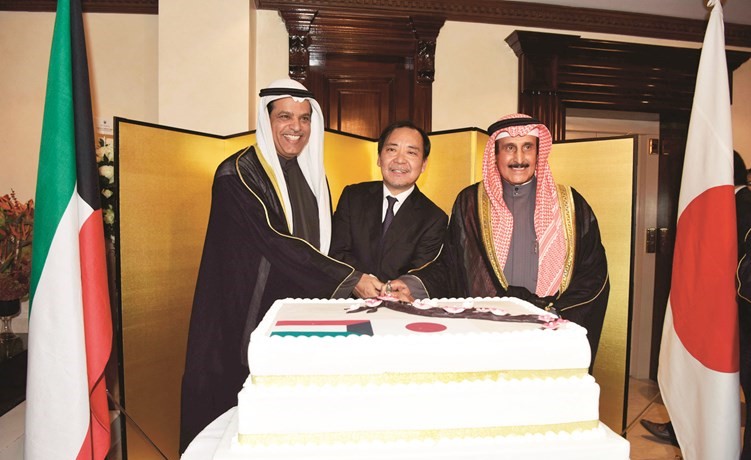 الشيخ د.إبراهيم الدعيج والسفير علي السعيد يشاركان السفير الياباني تاكاشي أشيكي قطع كعكة الاحتفال(ريليش كومار)﻿