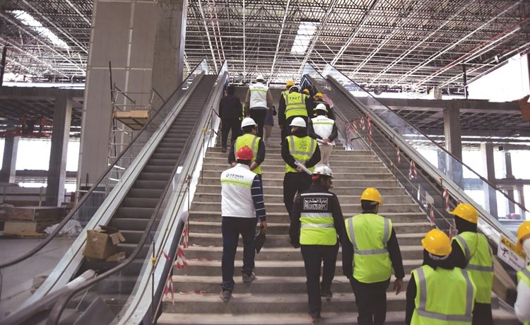 وفد الاطفاء خلال تفقدة مبنى الركاب قيد الانشاء﻿
