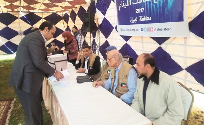 وفد النجاة يشرف على توزيع كفالات الأيتام	﻿
