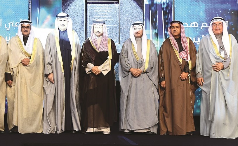 سمو الشيخ جابر المبارك متوسطا قيادات القطاع النفطي ويبدو م.عصام المرزوق ونزار العدساني وهاشم هاشم وحمزة بخش﻿