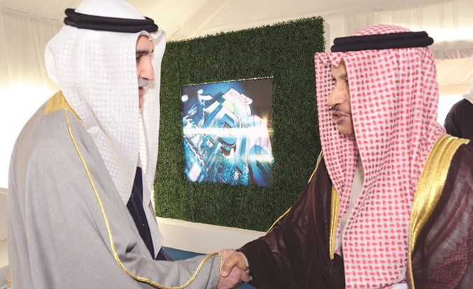سمو الشيخ جابر المبارك مصافحا نزار العدساني﻿