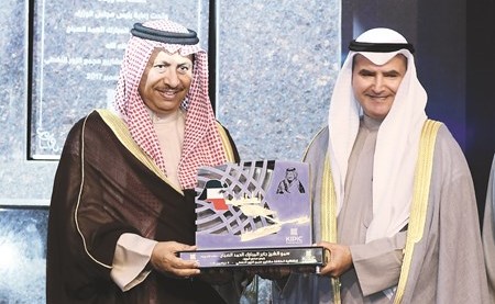 سمو رئيس الوزراء متسلما درعا تكريمية من م.عصام المرزوق﻿
