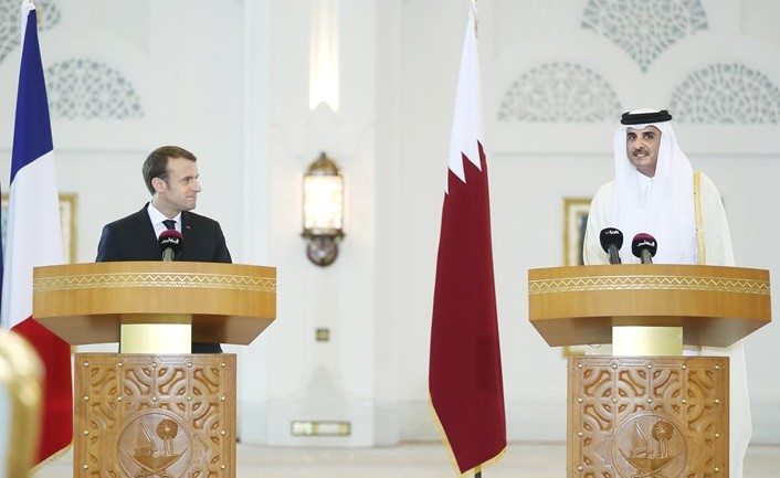 أمير دولة قطر الشيخ تميم بن حمد آل ثاني في مؤتمر صحافي مشترك مع الرئيس الفرنسي ايمانويل ماكرون بالدوحة أمس (أ.ف.پ)﻿