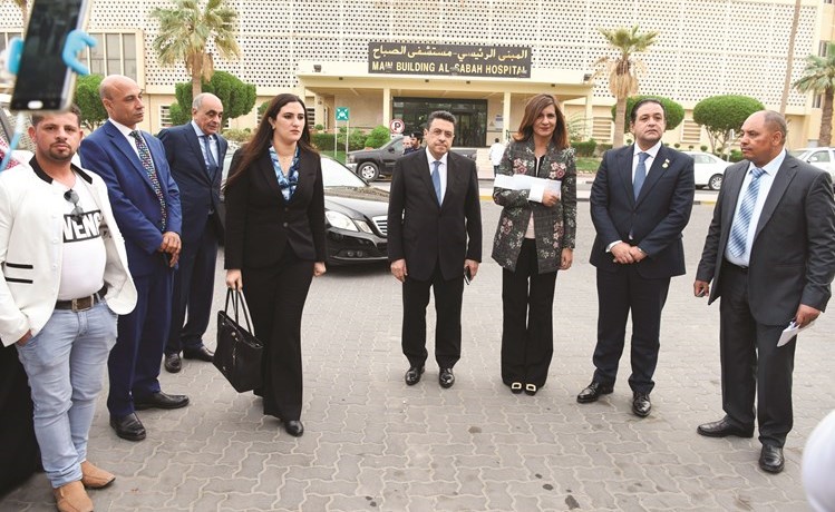 الوزيرة نبيلة مكرم والسفير طارق القوني و وعلاء عابد والمسؤولة الإعلامية بالسفارة جمانة نجم الدين مع وفد الصحافة أمام مستشفى الصباح(أحمد علي)﻿