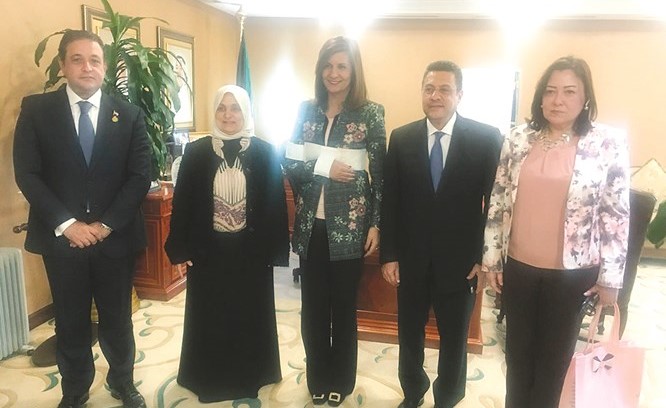 هند الصبيح خلال استقبالها الوزيرة نبيلة مكرم والسفير طارق القوني والسفيرة هويدا عصام والنائب علاء عابد﻿