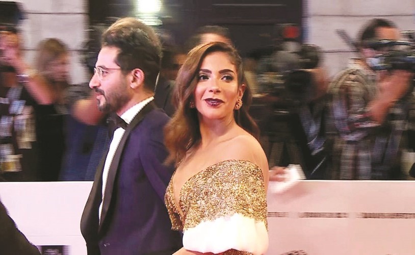 الفنان أحمد حلمي وزوجته الفنانة منى زكي في المهرجان-(أ.ف.پ)﻿