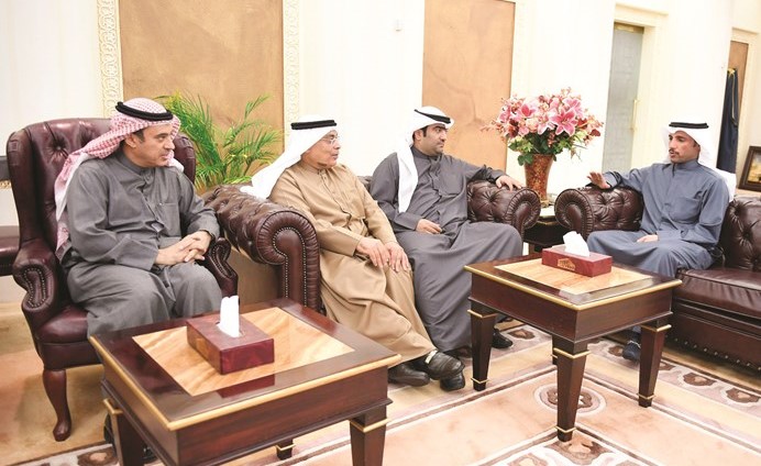 رئيس مجلس الأمة مرزوق الغانم خلال استقباله الوزير خالد الروضان وفيصل المقصيد وفيصل المتلقم﻿
