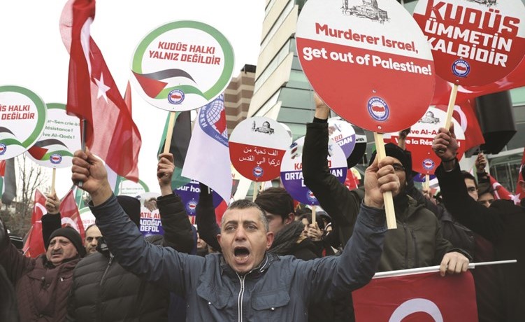 متظاهرون اتراك يرفعون لافتات مؤيدة للقدس خلال مسيرة احتجاجية قرب السفارة الاميركية في اسطنبول امس		(ا.ف.پ)﻿
