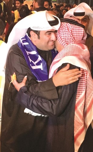 الوزير خالد الروضان معانقا الشيخ فواز الصباح﻿