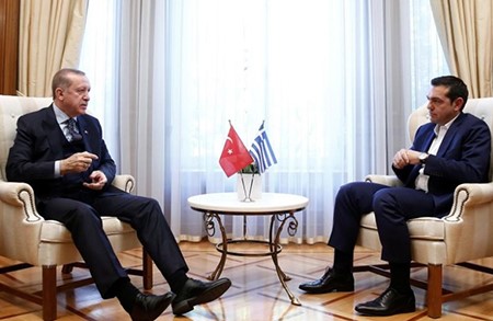الرئيس التركي رجب طيب إردوغان (إلى اليسار) يقابل الرئيس اليوناني بروكوبيس بافلوبولوس في أثينا يوم الخميس.