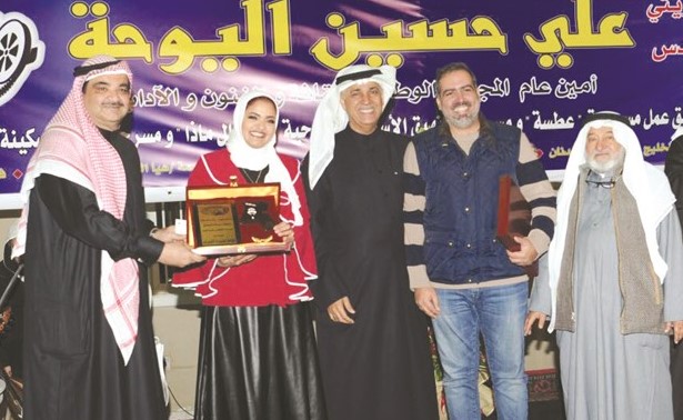 المخرج عبدالله التركماني مكرما هو وزوجته الاعلامية حبيبة العبدالله﻿