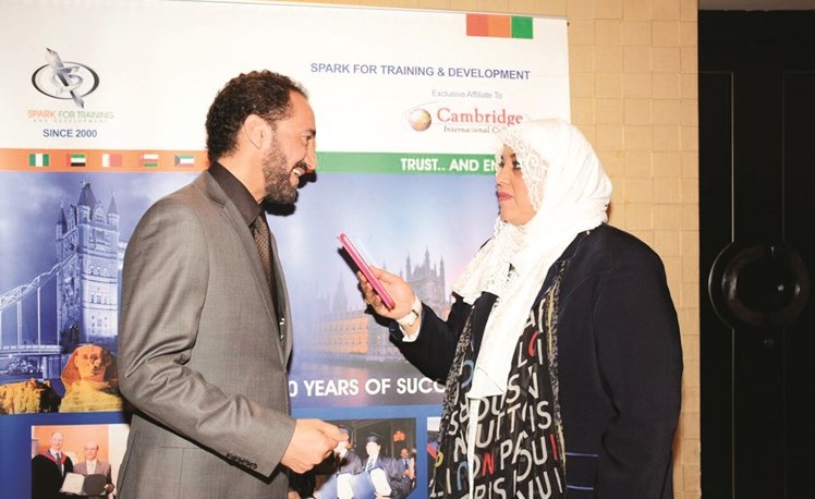 شمة متحدثا للزميلة هناء السيد﻿