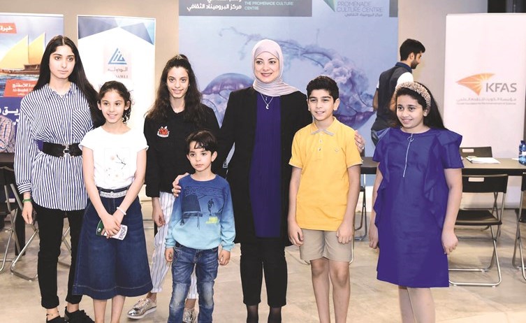 لقطة جماعية لبعض المشاركين بالتسجيل في برنامج التاجر الصغير﻿