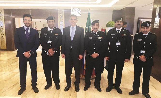 اللواء عبدالعزيز الهاجري في لقطة مع وفد الكويت في المؤتمر﻿