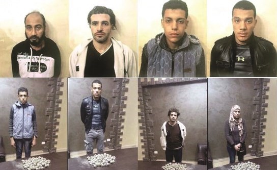 المتهمون بعد إلقاء القبض عليهم ﻿