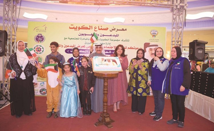 مصطفى والنقي مع الحضور قبيل قطع كعكة الاحتفال ﻿
