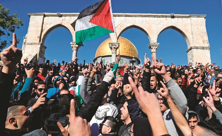 جموع الفلسطينيين خرجت امس في تظاهرات تنديدا بقرار نقل السفارة الأميركية إلى القدس المحتلة	(أ.ف.پ)﻿