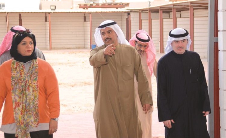 سعاد حاكم ومبارك الديحاني اثناء الجولة﻿