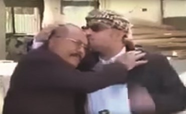 بالفيديو.. هل وضع أحد رفقاء صالح مادة على رأسه في لحظة الوداع لتمكين الحوثيين من الوصول إليه؟!