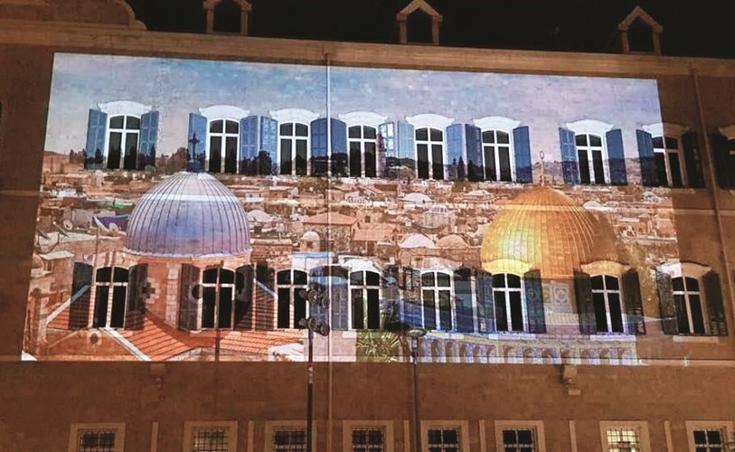 السراي الحكومي ببيروت يضاء بصور لـالأقصى وكنيسة القيامة(محمود الطويل)﻿