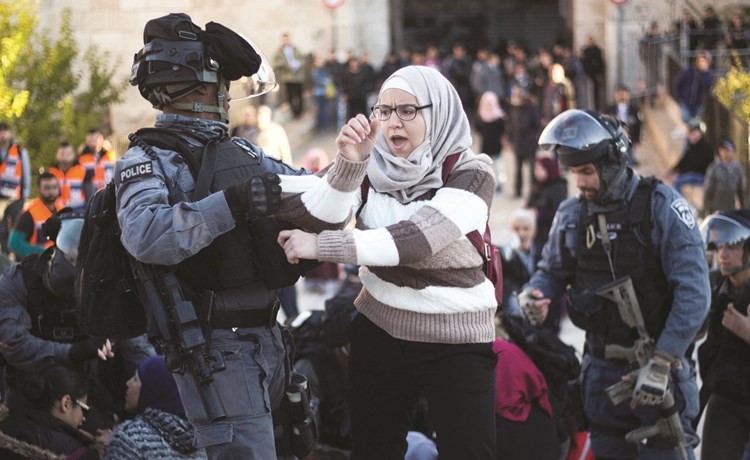 قوات الاحتلال تعتقل فلسطينية خلال الاشتباكات في رام الله امس      (أ.ف.پ)﻿