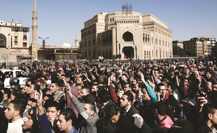 متظاهرون مصريون خلال مسيرة احتجاجية على قرار ترامب بشأن القدس أمام الجامع الأزهر عقب صلاة الجمعة أمس         (أ.پ)﻿