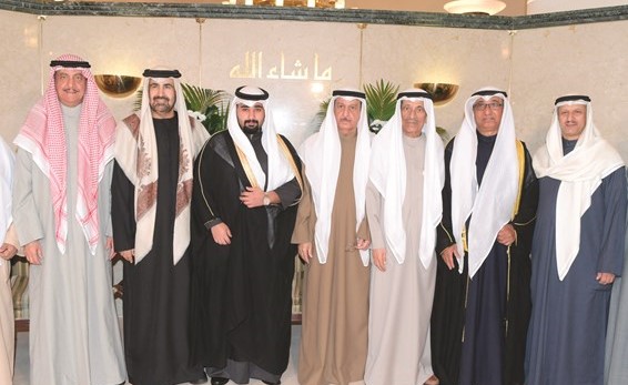 روضان الروضان ومنصور بوالملح والسفير الإماراتي رحمة الزعابي وعبدالله المشعل يهنئون المعرس ووالده ووليد الخليفة﻿