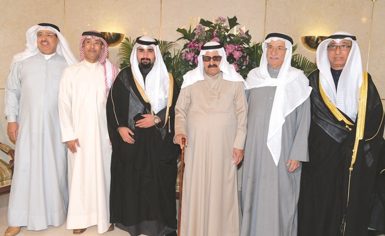نايف المعوشرجي وعبدالرحيم المجحم يهنئان المعرس ووالده ورجب الخليفة وعبدالله الخليفة﻿