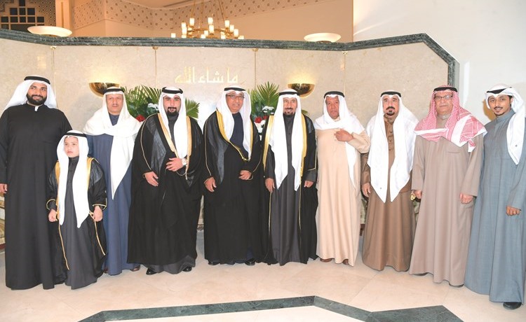 الشيخ علي الجابر يهنئ المعرس ووالده عدنان الخليفة وشقيقه محمد الخليفة وخالد الخليفة ود.بدر الخليفة وعبداللطيف الخليفة ووليد الخليفة وعدنان الخليفة﻿