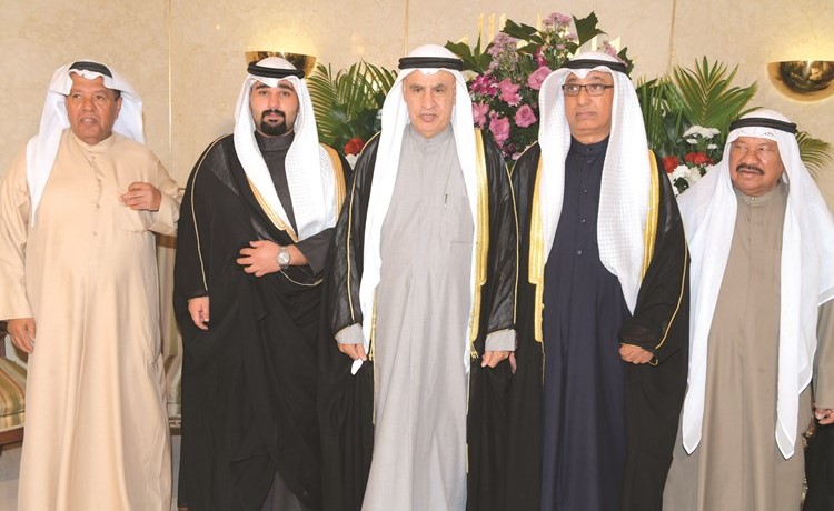 صالح الفضالة يهنئ المعرس ووالده وبدر الخليفة وعبداللطيف الخليفة﻿