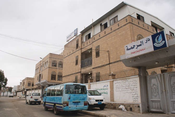 ناشطون وإعلاميون ومنظمات مجتمع مدني يدينون إقتحام منزل رائدة العمل الإنساني رقية الحجري