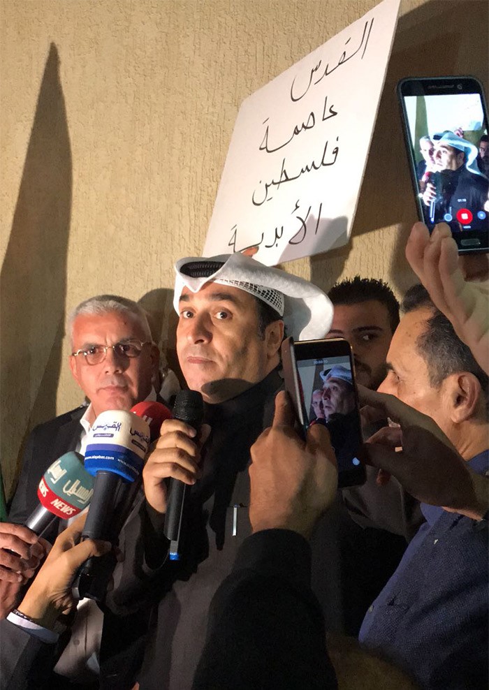 الكويتيون يشاركون أمتهم الإسلامية مشاعر الغضب ويعبرون عن رفضهم لقرار تهويد القدس