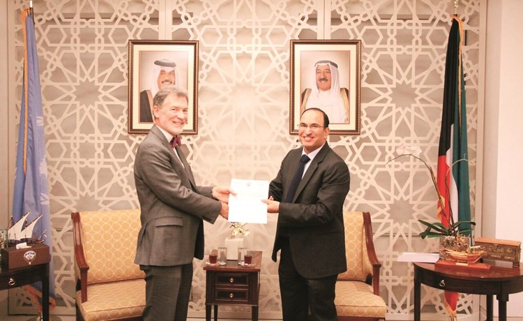 السفير منصور العتيبي يسلم بيير كرينبول تبرع الكويت إلى الأونروا﻿