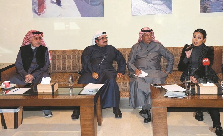 موسى معرفي ود.طارق الدويسان ودانة مدوة خلال الندوة ﻿