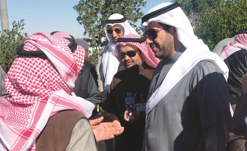 الشيخ عبدالله الأحمد لدى توزيع الشتلات