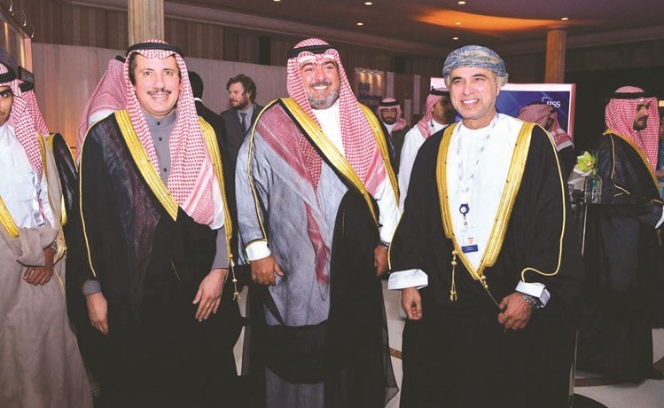 الشيخ ثامر العلي والشيخ عزام الصباح وسفير عمان لدى البحرين عبدالله المديلوي على هامش افتتاح منتدى حوار المنامة﻿