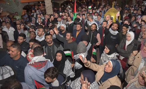 حشود كبيرة شاركت في الوقفة الاحتجاجية أمام السفارة الفلسطينية