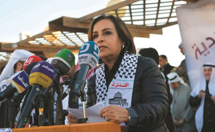 لولوة الملا متحدثة خلال الاعتصام ﻿