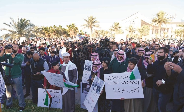 متابعة من الحضور للمتحدثين خلال الوقفة الاحتجاجية في ساحة الإرادة﻿