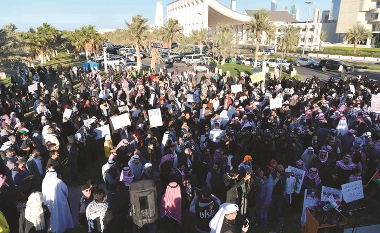 جموع من المواطنين والمقيمين ينددون بقرار ترامب ﻿