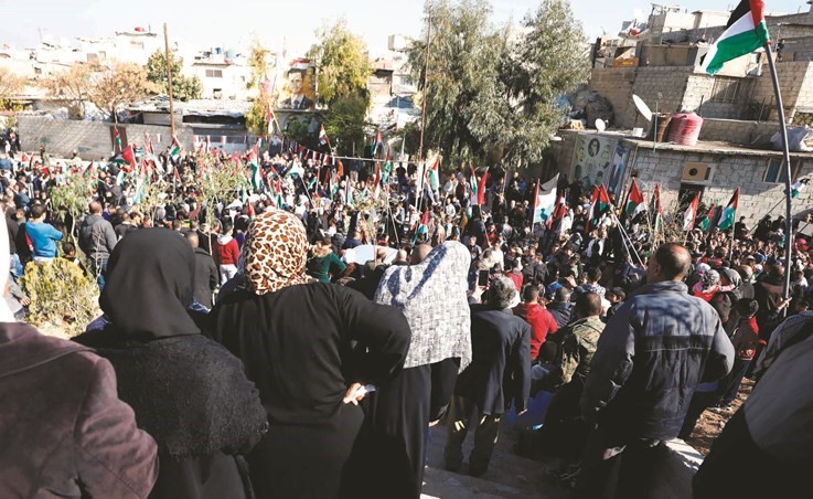 متظاهرون يتضامنون مع القدس في مخيم اليرموك في دمشق      (رويترز)﻿